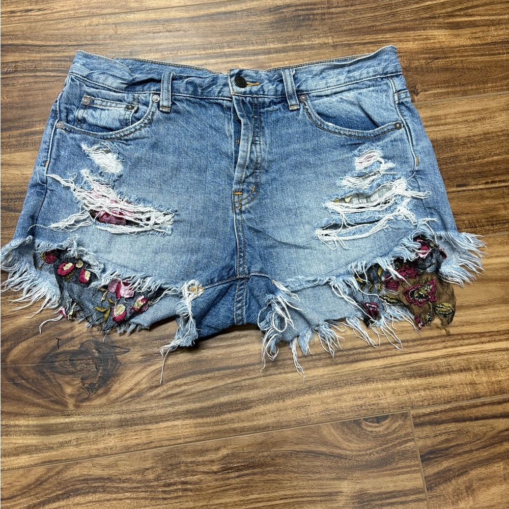 We The Free, denim shorts, distressed, mesh, floral mesh appliqué, size 29 - Picture 1 of 7